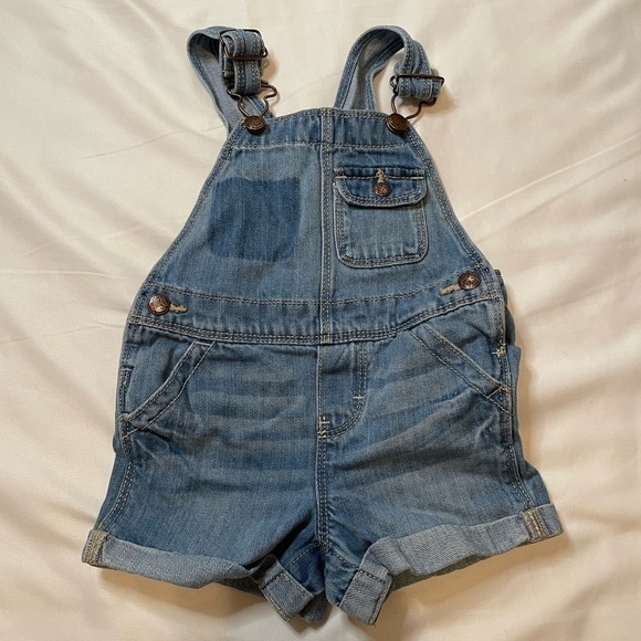 🐶Girls Oshkosh size 12-18 months denim overalls🐶 - Picture 1 of 5